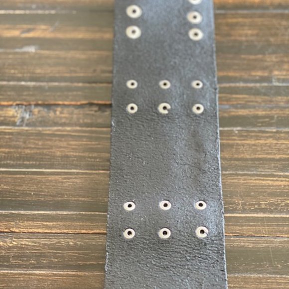 Black cuff bracelet with silver hardware - unisex - Picture 3 of 4